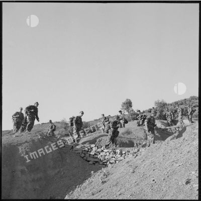 Des soldats du 2e régiment de parachutistes coloniaux (RPC) progressent dans la montagne Chréa.