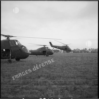 Décollage des hélicoptères à bord desquels ont embarqué les commandos du 2e régiment de parachutistes coloniaux (RPC).