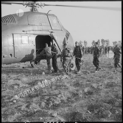 Des soldats du 2e régiment de parachutistes coloniaux (RPC) embarquent à bord d'un hélicoptère.