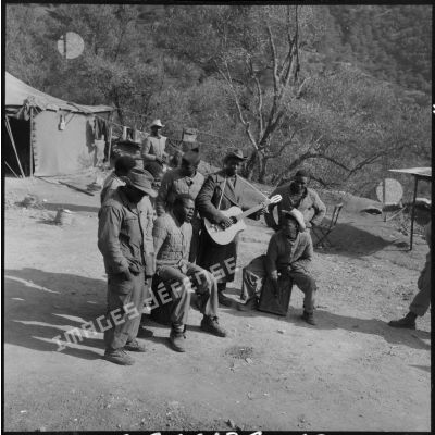 Un groupe de tirailleurs de la 7e compagnie du 2/13e RTS chante et joue de la musique au poste d'Ait-Frah.