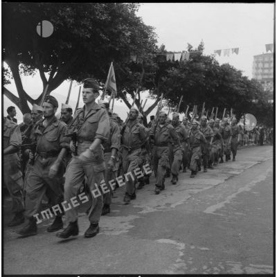 Défilé d'une harka pendant les commémorations du 11 novembre 1956 à Bougie.