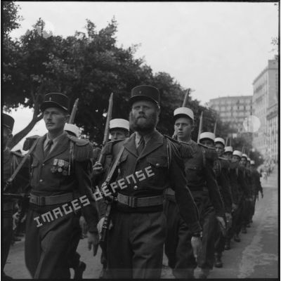Une section de la légion étrangère défile au cours des commémorations du 11 novembre à Bougie.