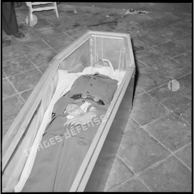 Le corps du lieutenant Jacquotte dans son cercueil.