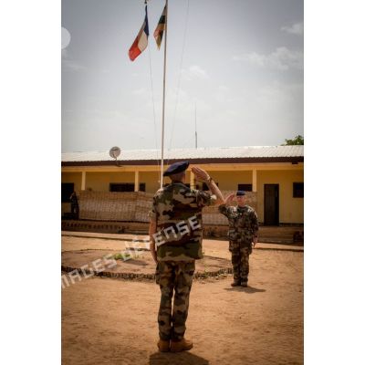 Le lieutenant-colonel Cyrille Tachker du 7e RAMT salue le colonel Laurent Cluzel, CEMIA (chef d'état-major interarmées) de la force Sangaris, au cours d'une cérémonie lors de sa visite au détachement positionné sur la BOA (base opérationnelle avancée) de N'Délé.