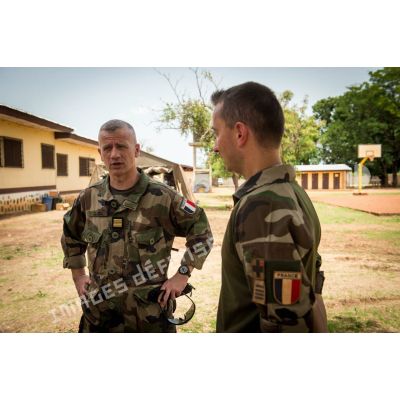 Le colonel Laurent Cluzel, CEMIA (chef d'état-major interarmées) de la force Sangaris, s'entretient avec un commandant du SSA (Service de santé des armées), lors de sa visite au détachement positionné sur la BOA (base opérationnelle avancée) de N'Délé.