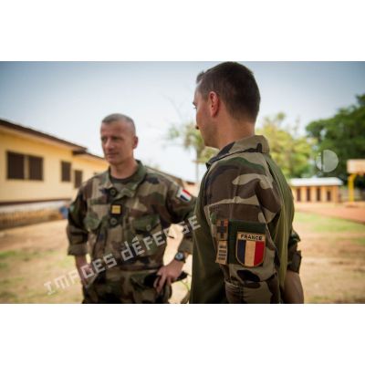 Le colonel Laurent Cluzel, CEMIA (chef d'état-major interarmées) de la force Sangaris, s'entretient avec un commandant du SSA (Service de santé des armées), lors de sa visite au détachement positionné sur la BOA (base opérationnelle avancée) de N'Délé.
