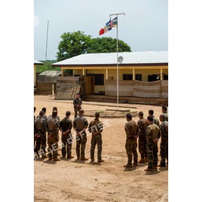 Discours du colonel Laurent Cluzel, CEMIA (chef d'état-major interarmées) de la force Sangaris, au cours d'une cérémonie lors de sa visite au détachement positionné sur la BOA (base opérationnelle avancée) de N'Délé.