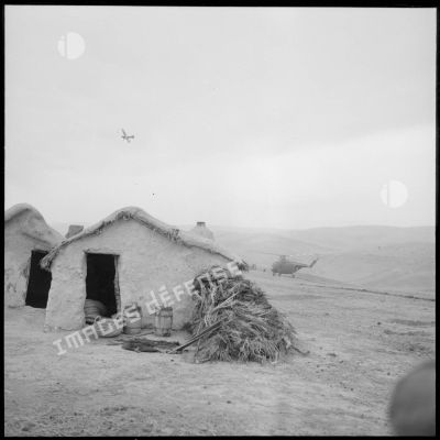 Vue d'une mechta au cours d'une opération héliportée de la 29e DI près d'Aïn Temouchent.