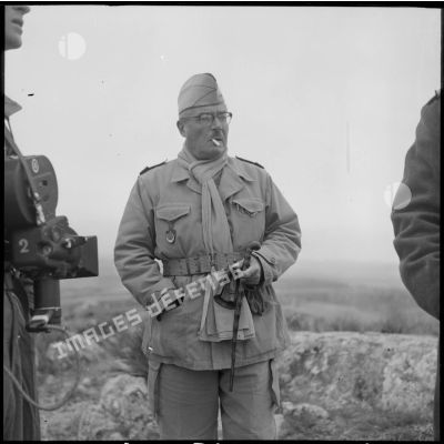 Le général de brigade Bertron, commandant la 29e DI sur le terrain au cours d'une opération héliportée près d'Aïn Temouchent.