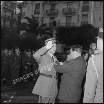 Remise de la médaille de la Valeur militaire au général Lorillot par le secrétaire d'état aux forces armées Max Lejeune, à Alger.