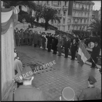 Plan d'ensemble de la minute de silence devant le monument aux morts d'Alger, le jour de la passation de commandement entre le général Lorillot et le général Salan.