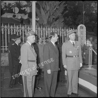 Discussion entre le secrétaire d'état aux forces armées Max Lejeune et les généraux Salan et Lorillot après la commémoration au monument aux morts d'Alger.