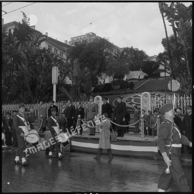 Le général Salan et des officiels assistent au défilé des fusiliers marins devant le monument aux morts d'Alger.