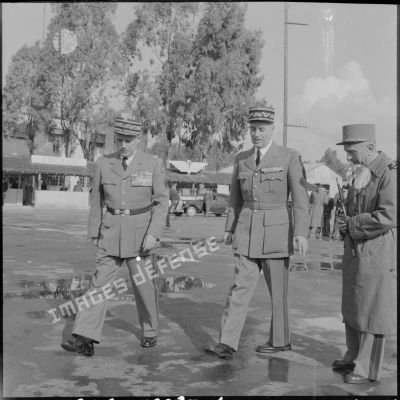 Le général Lorillot s'apprête à quitter Alger et fait ses adieux au nouveau commandant de la 10e RM (région militaire), le général Salan.