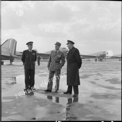 Le général Salan en compagnie de deux officiers généraux de l'armée de l'Air sur la base aérienne de Maison Blanche, lors du départ du général Lorillot.
