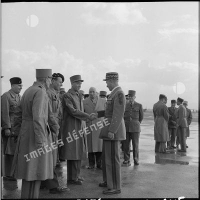 Le général Lorillot fait ses adieux aux officiers généraux venus l'accompagner à la base aérienne de Maison Blanche, après la cérémonie de passation de commandement.
