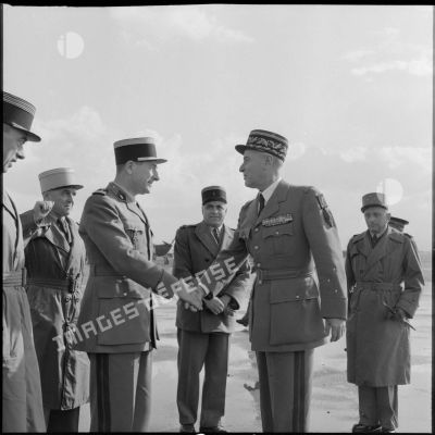 Poignée de main entre un colonel légionnaire et le général Lorillot juste avant son départ du commandement de la région militaire d'Alger, à la base aérienne de Maison Blanche.