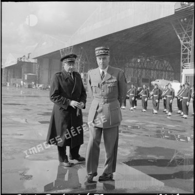 Un général de l'armée de l'Air et le général Lorillot juste avant son départ d'Alger, sur le terrain de la base aérienne de Maison Blanche.