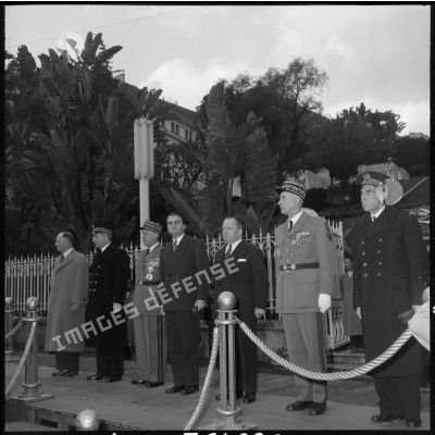Le général Salan, Robert Lacoste et le général Lorillot dans la tribune d'honneur devant le monument aux morts d'Alger..