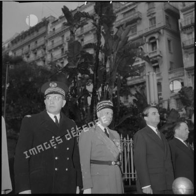 Le général Raoul Salan, le secrétaire d'état aux forces armées Max Lejeune et des officiels assistent au défilé devant le monument aux morts d'Alger.