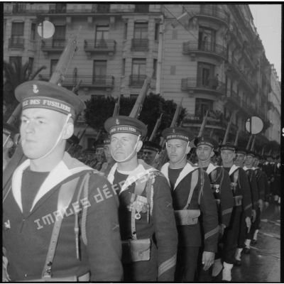 Défilé des marins de l'école des fusiliers, le jour de la passation de commandement entre le général Lorillot et le général Salan.