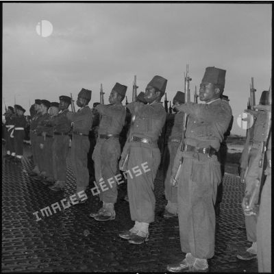 Le détachement du 3e RTS (régiment de tirailleurs sénégalais) sur la base aérienne de Bône lors de la visite du général Salan et du secrétaire d'état aux forces armées Max Lejeune.