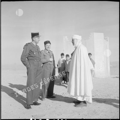 Le lieutenant de la 5e CPLE (compagnie de passage de la Légion étrangère), un capitaine et le bachaga de Zeribet el Oued, devant le poste français où s'est rendu Adjoul-Adjoul.