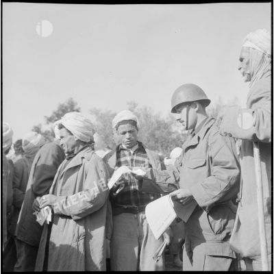 Des officiers de la CHPT distribuent des tracts aux habitants du village de Gallieni.