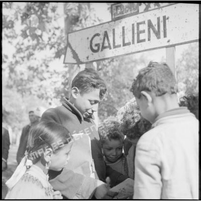 Des enfants de Gallieni découvrent les livres et journaux distribués par les officiers de la CHPT.