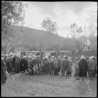 Les habitants de Gallieni sont regroupés devant les camions des militaires de la compagnie de haut-parleurs et de tracts.