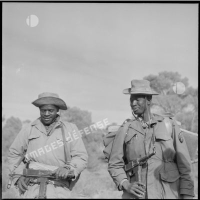 Deux tirailleurs du 24e régiment d'infanterie coloniale (RIC) lors une mission de reconnaissance dans la forêt des Beni-Melloul.