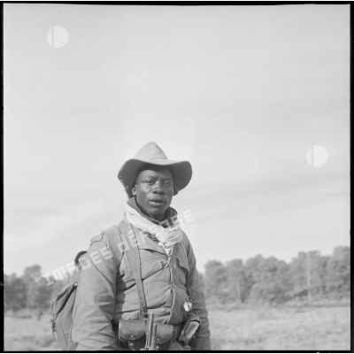 Portrait d'un tirailleur du 24e régiment d'infanterie coloniale (RIC) lors d'une mission de reconnaissance dans la forêt des Beni-Melloul (région de Biskra).