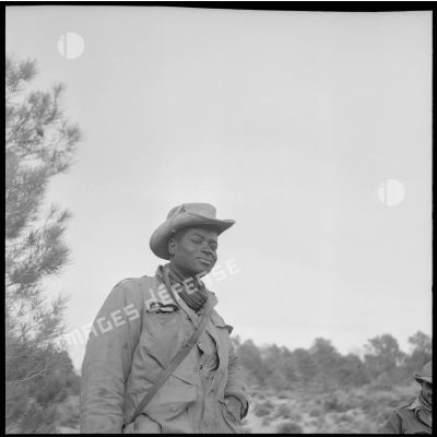 Portrait d'un jeune tirailleur du 24e régiment d'infanterie coloniale (RIC) lors d'une mission de reconnaissance dans la forêt des Beni-Melloul (région de Biskra).