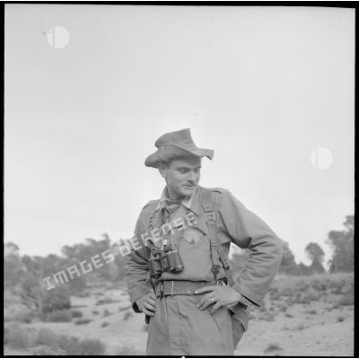 Le sous-lieutenant Bonne du 24e régiment d'infanterie coloniale (RIC) lors d'une mission de reconnaissance dans la forêt de Beni-Melloul (région de Biskra).