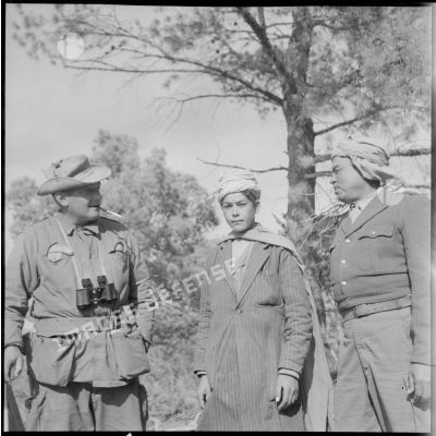 Conversation entre le commandant Piollot du 24e régiment d'infanterie coloniale (RIC) et le capitaine d'un GMPR dans la forêt des Beni-Melloul.