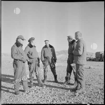 Discussion entre les pilotes du Sirorsky venu ravitailler le 24e régiment d'infanterie coloniale (RIC) à Dermoun (région de Biskra).