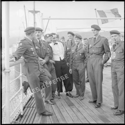 Portrait de groupe de rappelés du 8e régiment de parachutistes coloniaux (RPC) sur le pont du paquebot Président de Cazalet au départ de Bône.