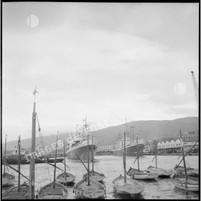Vue du port de Bône le jour de l'embarquement d'un groupe de rappelés à bord du Président de Cazalet.