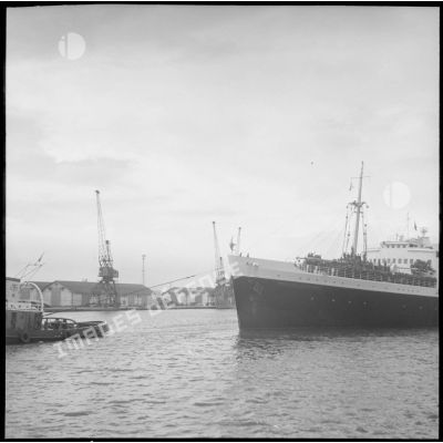 Le Président de Cazalet, paquebot de la Compagnie de navigation mixte, quittant le port de Bône avec à son bord un groupe de rappelés.