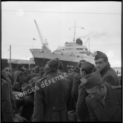 Des appelés ayant terminé leurs services militaires attendent d'embarquer à bord du Ville d'Oran, sur le port d'Oran.