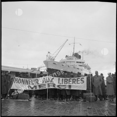 Une banderole "Honneur aux libérés, merci" est déployée sur le port d'Oran en l'honneur des appelés ayant terminé leurs services militaires.