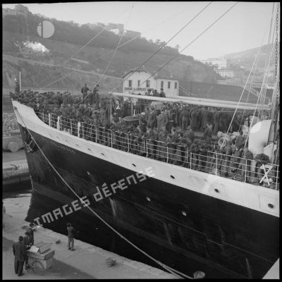 Départ du paquebot Sidi Bel Abbes du port d'Oran avec à son bord un groupe d'appelés du contingent.
