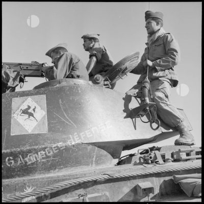 Trois soldats du 2e régiment de spahis algériens (2e RSA) sur un char léger équipé d'une mitrailleuse en Algérie.