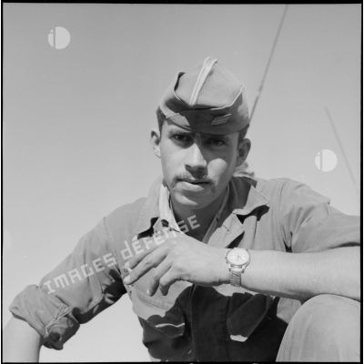 Portrait d'un sergent-chef de la 5e division blindée (5e DB)  fumant une cigarette.