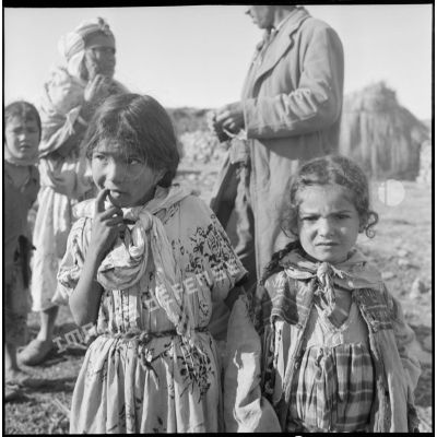Portrait de deux jeunes filles dans un village algérien.