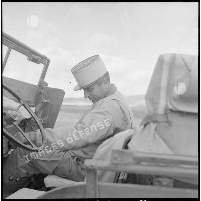 Un capitaine du 2e régiment de spahis algériens (2e RSA) à bord d'un véhicule léger militaire dans le djebel algérien.