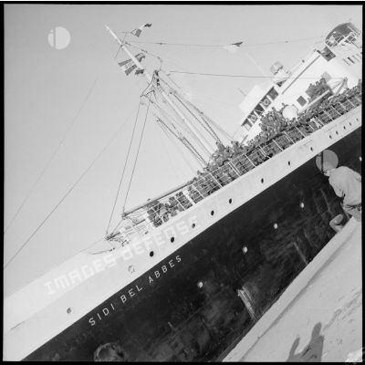 Départ du paquebot Sidi Bel Abbes du port d'Oran avec à son bord un groupe d'appelés du contingent.