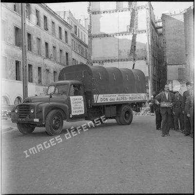 Un camion cinéma offert par la région Alpes-Maritimes lors d'une distribution aux forces armées françaises devant la Maison du combattant d'Alger.
