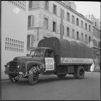 Un camion cinéma offert par le département du Nord  aux forces armées françaises le jour d'une distribution organisée par la Fondation maréchal de Lattre à Alger.
