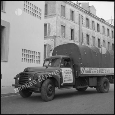Un camion cinéma offert par la région des Deux Charentes aux forces armées françaises le jour d'une distribution organisée par la Fondation maréchal de Lattre à Alger.